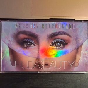 HUDA BEAUTY Vibrant Eyeshadow Palette